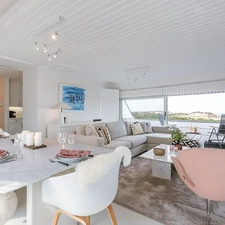 Huswell - With Panoramic 270 Degree Sea-view